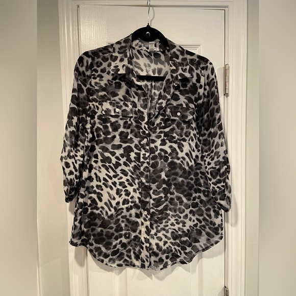 Ambiance Apparel Size M 3/4 Tab Sleeve Sheer Button Down Snow Leopard Print Top - Picture 8 of 12